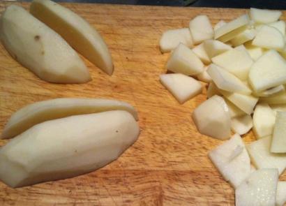 Pommes de terre avec un marteau dans une marmite