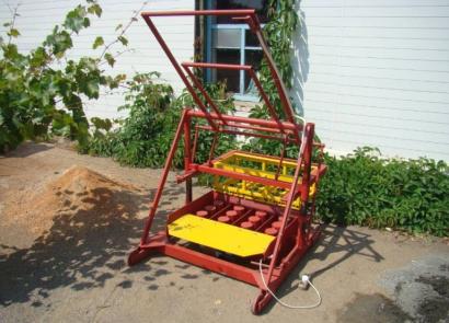 Self-propelled workbench for making building blocks with your own hands